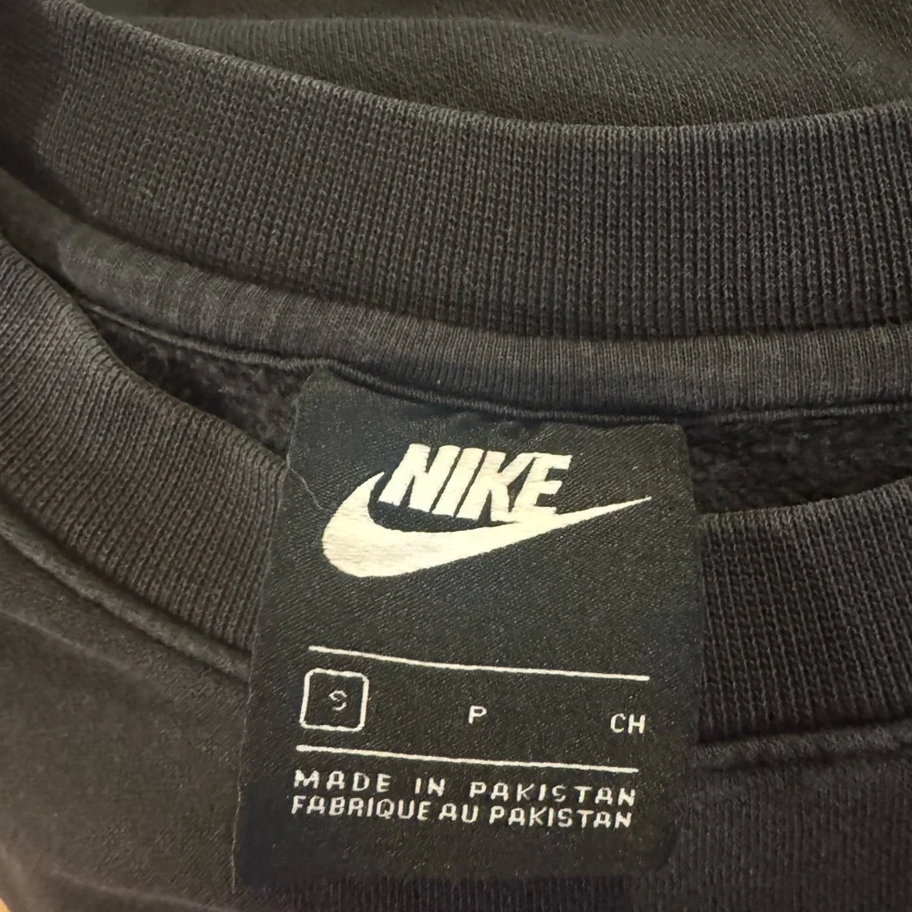 Nike Just Do It Black Crewneck Sweatshirt Small Red Logo Pullover - Picture 3 of 3